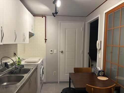 a cozy 2-bedroom house with AC, located near the palace in Seoul