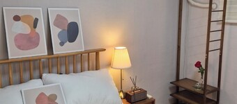 a cozy 2-bedroom house with AC, located near the palace in Seoul
