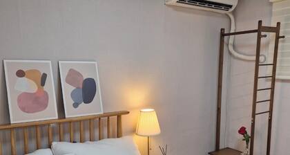 a cozy 2-bedroom house with AC, located near the palace in Seoul