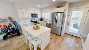 Maison mitoyenne, 2 chambres | Cuisine privée | Réfrigérateur, four, cafetière/bouilloire, grille-pain