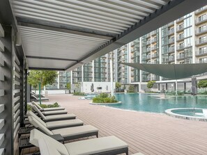 Apartment - Modern 1BR in The Crest With Pool and gym (Dubai)