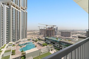 Apartment - Modern 1BR in The Crest With Pool and gym (Dubai)