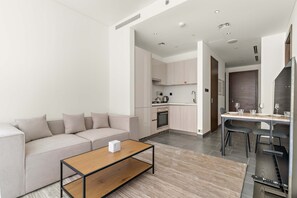 Apartment - Modern 1BR in The Crest With Pool and gym (Dubai)