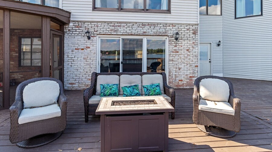 Renovated River Home Hot Tub Sauna Game Room