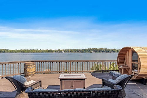 Renovated River Home Hot Tub Sauna Game Room