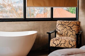 Regadera, toallas, jabón, papel de baño 