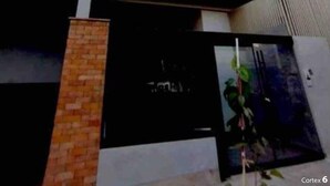 A multi-story building with balconies and a brick entrance. - Elegant and Centrally Located Vallecito Apartment (Arequipa)