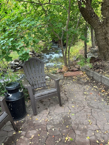 Charming Creekside Mountain Cottage