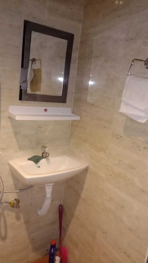 Quarto triplo, vista para a montanha | Banheiro