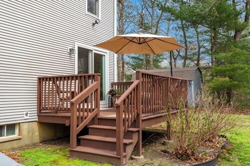 Look no further! Your charming & cozy 2-BR house awaits your stay! Sleeps 6