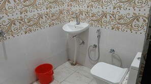 Quarto luxo | Banheiro | Chuveiro, toalhas de banho, sabonete, shampoo