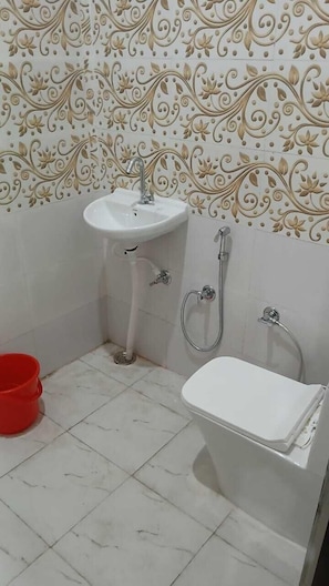 Deluxe Room | Bathroom | Shower, towels, soap, shampoo