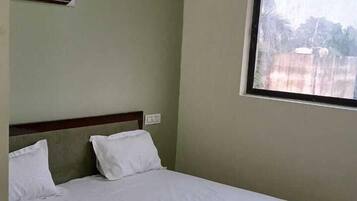 Deluxe Room | Rollaway beds, free WiFi, bed sheets