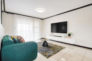 Smart TV - Relax & Unwind in a Stylish 3-Bedroom Midrand Getaway (Midrand)