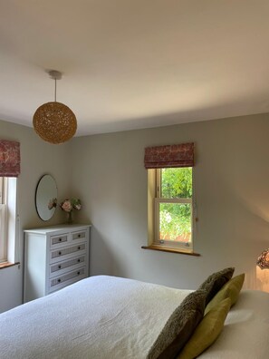 Familie appartement, patio, uitzicht op tuin | Een bureau, een laptopwerkplek, een strijkplank/strijkijzer, gratis wifi