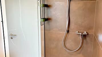Dusche, Haartrockner, Handtücher, Seife