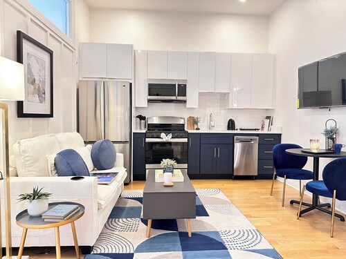 Downtown 1BR Apt, Queen+Sofa bed, Walk to Convention Center