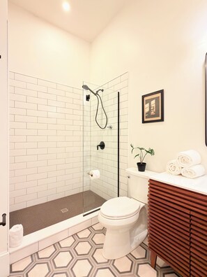 Shower, hair dryer, towels, shampoo - Downtown 1BR Apartment with Private Kitchen, Walk to PPAC & Convention Center (Providence)
