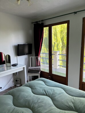 Iron/ironing board, free WiFi, bed sheets