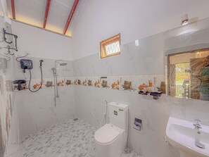 Shower, towels, soap, toilet paper - Blue Water Paradise Akurala (Akurala)