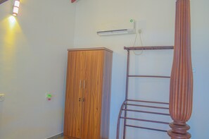Desk, laptop workspace, free WiFi