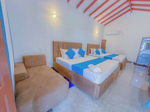 Deluxe Quadruple Room | Desk, laptop workspace, free WiFi - Blue Water Paradise Akurala (Akurala)