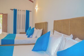 Deluxe Quadruple Room | Meja, ruang kerja komputer riba, Wi-fi percuma 