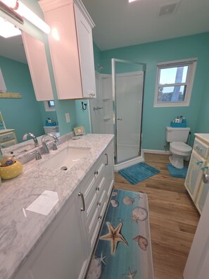 Shower, hair dryer, towels, soap - San Leon, Galv Bay- 300' Private Pier w/ Green Fishing Lights! Immaculate home!
 (San Leon)