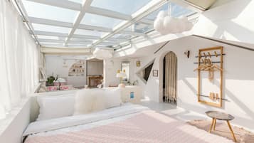Classic Studio Suite, Courtyard View | Blackout drapes, iron/ironing board, free WiFi