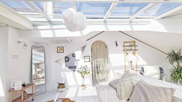 Classic Studio Suite, Courtyard View | Blackout drapes, iron/ironing board, free WiFi