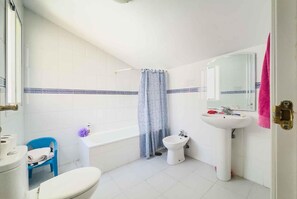 Combined shower/tub, deep soaking tub, hair dryer, towels