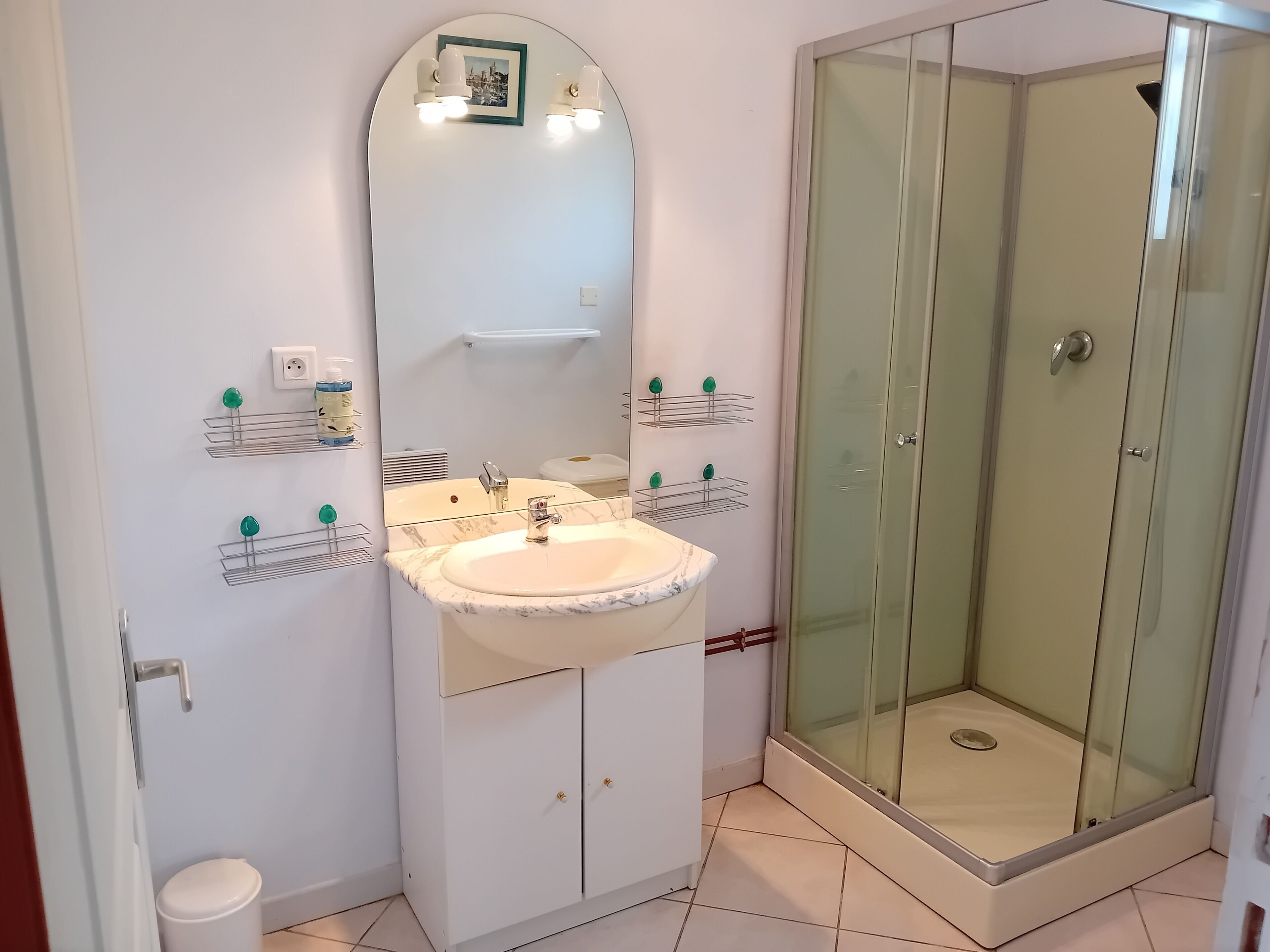 Een douche, een haardroger, zeep, toiletpapier