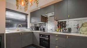 Fridge, microwave, oven, stovetop - London Polytechnic Apartment With 3 Bedrooms (London)