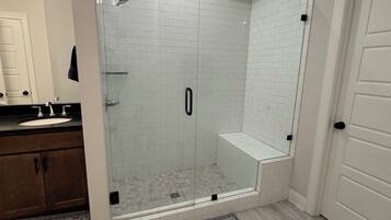 Regadera, secadora de cabello, toallas, papel de baño