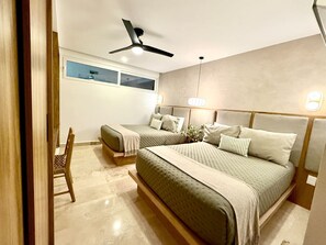 2 Schlafzimmer, Schreibtisch, Bügeleisen/Bügelbrett, Reisekinderbett