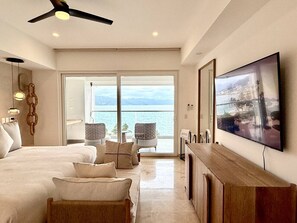 2 habitaciones, escritorio y tabla de planchar con plancha