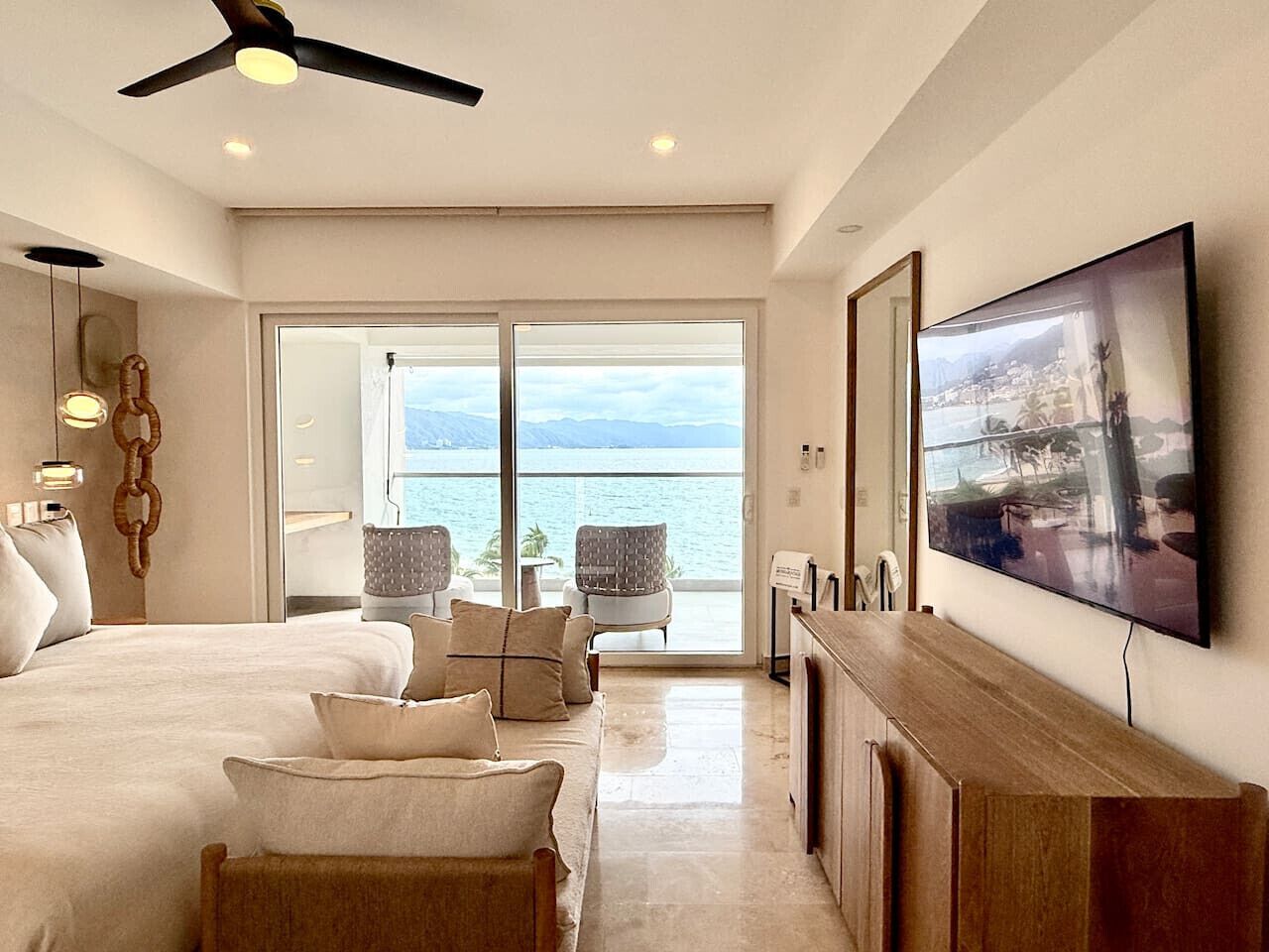 2 soverom, skrivebord, strykejern/-brett og reiseseng for barn