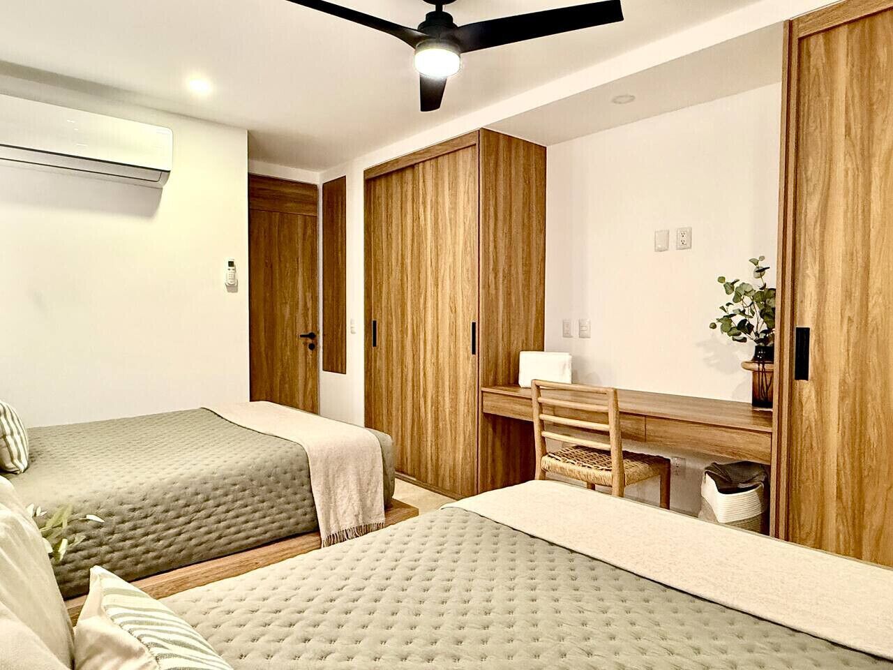 2 Schlafzimmer, Schreibtisch, Bügeleisen/Bügelbrett, Reisekinderbett