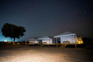 Schreibtisch, laptopgeeigneter Arbeitsplatz, Verdunkelungsvorhänge