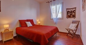 3 habitaciones, tabla de planchar con plancha, internet y ropa de cama 