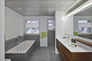 ヘアドライヤー、タオル、石鹸、トイレットペーパー