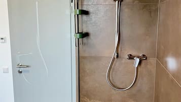 Dusche, Haartrockner, Handtücher, Seife
