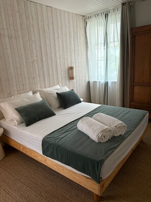 3 bedrooms, desk, iron/ironing board, free WiFi