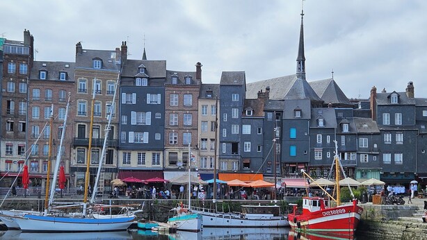 A harbor with boats docked, a church steeple, and buildings with balconies. - Spacious family house Elegant 6 pers. 3 *|Center and Quiet - Ste Catherine (Honfleur)