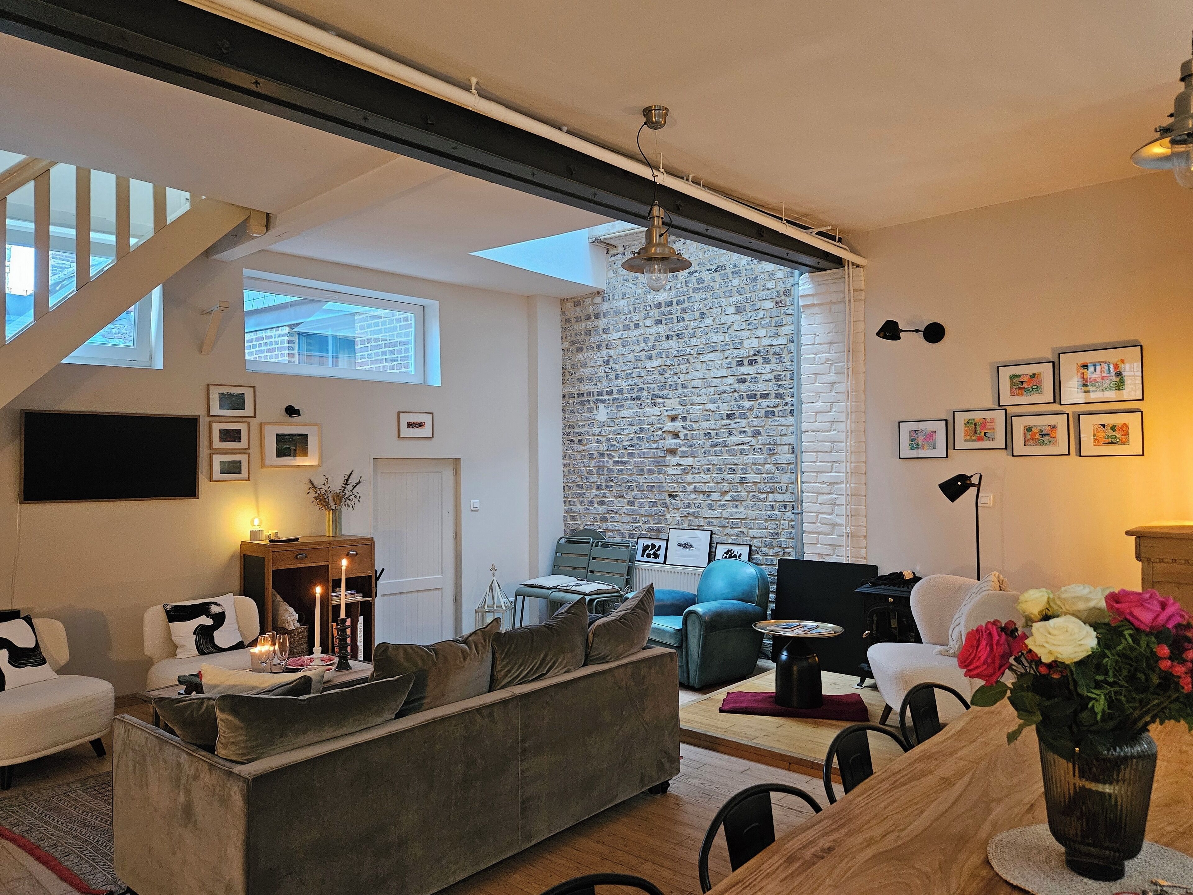 TV connectée, livres, chaîne hi-fi