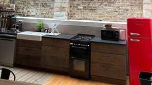 A kitchen with a skylight, a red refrigerator, and a stove. - Spacious family house Elegant 6 pers. 3 *|Center and Quiet - Ste Catherine (Honfleur)