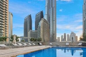 Piscine extérieure, accès possible de 6 h à 22 h, parasols