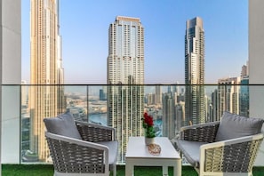 Luxury 4-Bed Escape in Downtown Dubai | Pemandangan balkoni