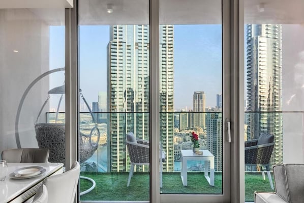 Luxury 4-Bed Escape in Downtown Dubai | Balkoni