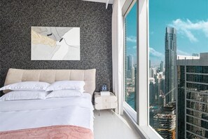 Stunning Downtown 4BR Sky High Luxury | Draps en coton égyptien, literie de qualité, rideaux d’obscurcissement